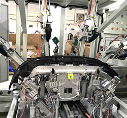 1噸氣液增壓缸：某汽車保險(xiǎn)杠沖孔打孔，汽車倒車?yán)走_(dá)沖孔機(jī)設(shè)備廠家解決方案