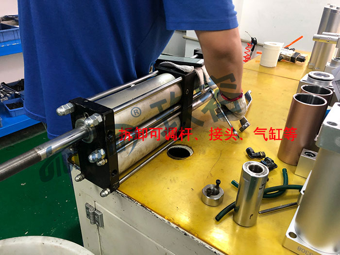 拆卸增壓缸可調(diào)桿、接頭、氣缸等